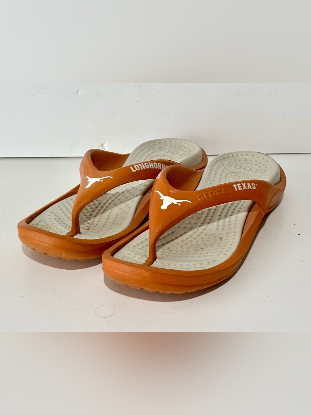 TEXAS LONGHORNS UT CROCS SANDALS FLIP FLOPS M9 W11